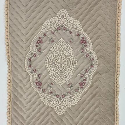 ELEGANT VICTORIAN-STYLE LACE ACCENT TABLE MAT